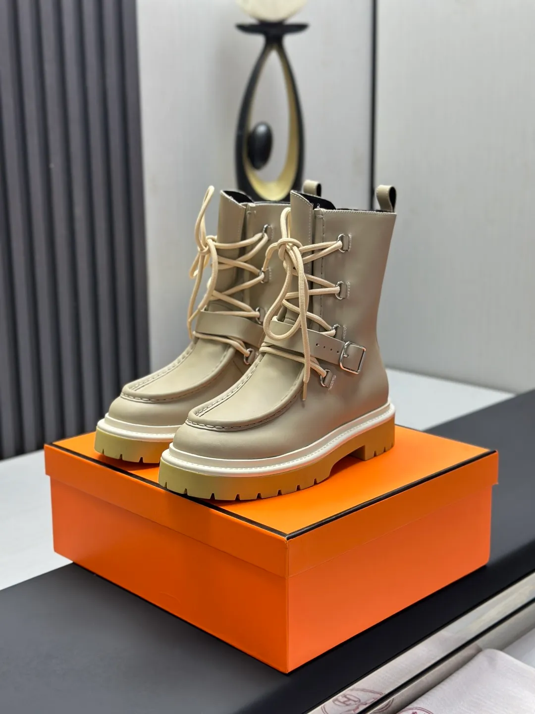 👟👟Ex-factory price 820👟👟 Hermes Martin boots fe new arrival~ Autumn and winter new Bouncing Martin boots casual shoes, the most comfortable shoes from Hermès, no one else⃣️, very light on the feet and good-looking, you will not feel tired when you go shopping and running around👍 The cowhide stitching feels good, very beautiful and versatile, very light and comfortable Hermès GD9321 is perfect for both sports and leisure. It feels great when you step on it! ✔️Fabric: Imported cowhide ✔️Inner lining: Imported silk sheepskin for lining insoles ✔️Outsole: Seamless combination of IP+TPU (multi-color letters) German technology irradiation machine ✔️Size: #35-40 code 🎁Top quality, simultaneous full set of packaging